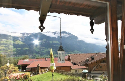 Fuegen Apartment | Ideal Apartment for 6 with WIFI, Terrace, and Parking