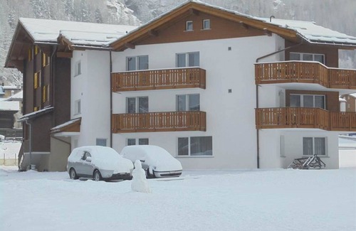 Saas Grund Apartment | Welcoming Apartment for 6 with WIFI, Balcony & Parking