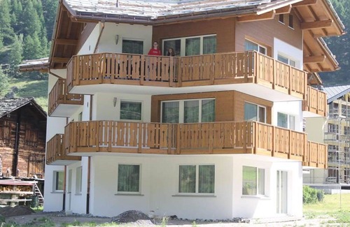 Saas Grund Apartment | Welcoming Apartment for 6 with WIFI, Balcony & Parking