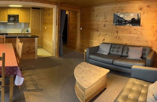 Graechen Apartment | Inviting Apartment for 6 with WIFI, Balcony & Scenic Views