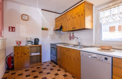 Penia Apartment | Cozy Apartment for 6 with Balcony, TV, and Kitchen Access