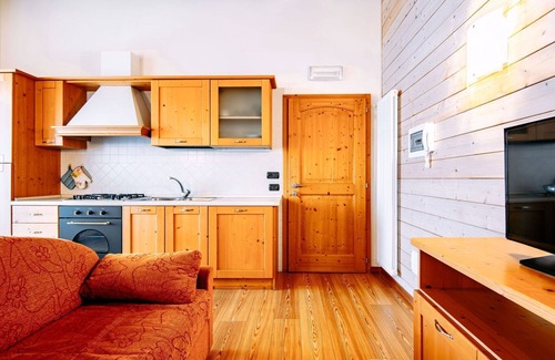 Ronzone Apartment | Delightful Apartment for 6 with WIFI, Balcony & Breakfast