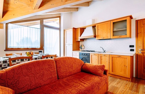Ronzone Apartment | Delightful Apartment for 6 with WIFI, Balcony & Breakfast