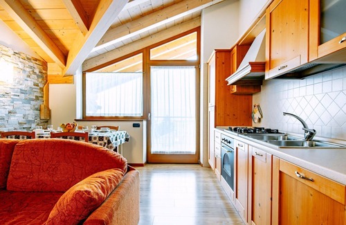 Ronzone Apartment | Delightful Apartment for 6 with WIFI, Balcony & Breakfast