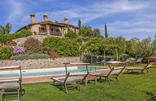 Allerona Apartment | Perfect Apartment for 6 with Pool, Pets Welcome & WIFI