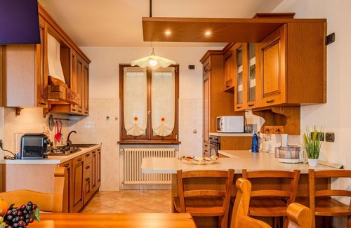 Trezzone Apartment | Nice apartment for 6 people with WIFI, A/C, TV, terrace, pets allowed, panoramic view and parking