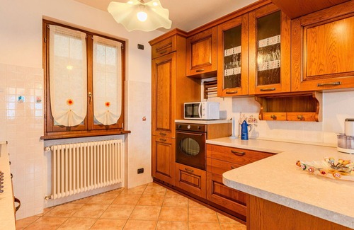 Trezzone Apartment | Nice apartment for 6 people with WIFI, A/C, TV, terrace, pets allowed, panoramic view and parking