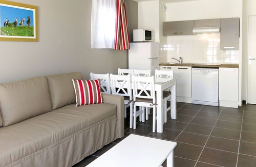 Chinon Apartment | Welcoming Apartment for 6 with Pool, WIFI & Pet Friendly