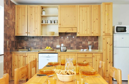 Alba Apartment | Inviting Apartment for 8 with WIFI, Pets, and Parking