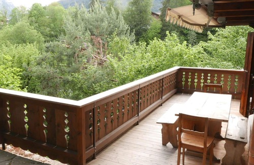 Gstaad Apartment | Spacious Apartment for 9 with WIFI, Balcony & Parking