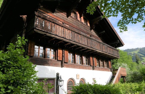 Gstaad Apartment | Spacious Apartment for 9 with WIFI, Balcony & Parking