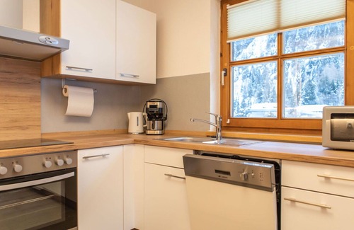 Kaunertal Apartment | Cozy Apartment for 4 with Balcony, Pets Welcome & Parking