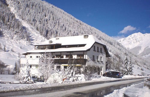 Kaunertal Apartment | Welcoming Apartment for 4 with WIFI, Balcony & Pets