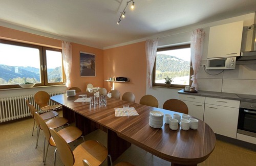 Sonnenberg Apartment | Spacious Apartment for 14 with WiFi, Balcony & Pet Access
