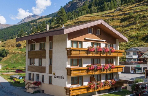 Saas Grund Apartment | Charming Apartment for 6 with WIFI, Balcony & Parking