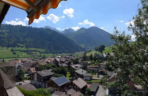 Zweisimmen Apartment | Cozy Apartment for 6 with Scenic Views and Pet-Friendly