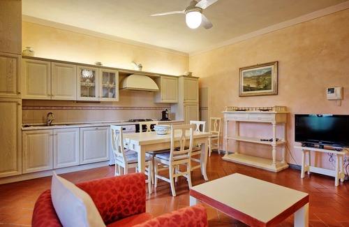 Castelfiorentino Apartment | Inviting Apartment for 4 with Pool, WIFI, and Lake Views