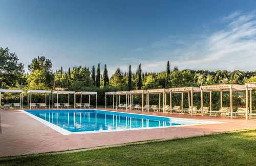 Castelfiorentino Apartment | Inviting Apartment for 4 with Pool, WIFI, and Lake Views
