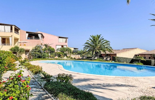 Porto Pozzo Apartment | Cozy Apartment for 6 with Pool, A/C, and Ocean Views