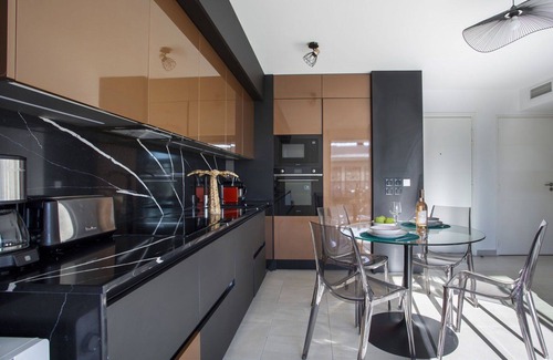Cros-de-Cagnes Apartment | Cozy Oceanfront Apartment for 4 with WIFI and Terrace