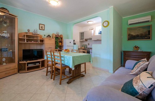 Kastelir-Labinci Apartment | Cozy Apartment Jordan: Perfect for 4, Near the Sea