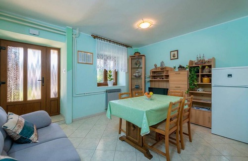 Kastelir-Labinci Apartment | Cozy Apartment Jordan: Perfect for 4, Near the Sea