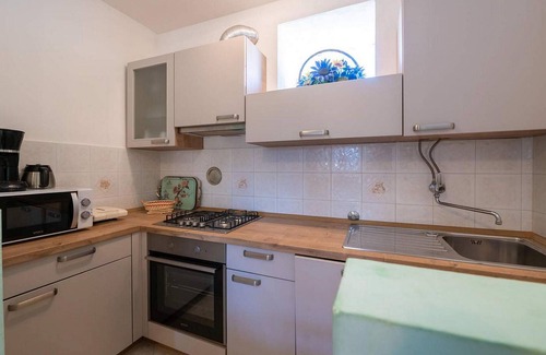 Kastelir-Labinci Apartment | Cozy Apartment Jordan: Perfect for 4, Near the Sea