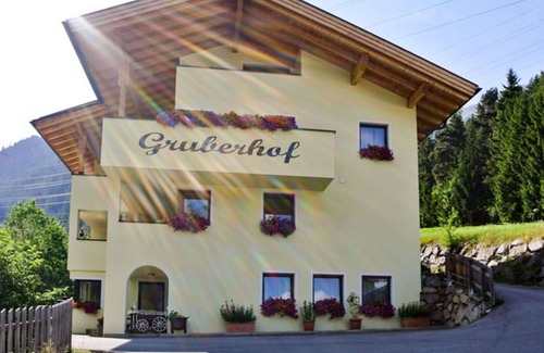 Sankt Anton am Arlberg Villa | Inviting Villa Apartment with WiFi, Balcony & Pet-Friendly