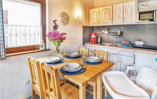 Dabki Apartment | Cozy Apartment in Bobolin with Kitchen for Families