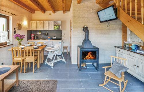 Dabki Apartment | Cozy Apartment in Bobolin with Kitchen for Families