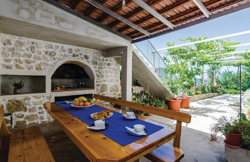 Brsecine Apartment | Discover Oceanfront 3-Bedroom Retreat in Brsecine