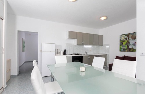 Stinjan Apartment | Cozy Apartments with Ocean Views in Stinjan Village
