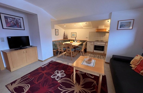 Hollersbach im Pinzgau Villa | Charming Villa Apartment with Lake View and Modern Amenities