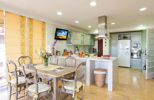 Sonnenland House | Inviting Villa Apartment for 10 with Private Pool & WIFI