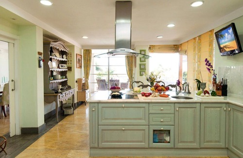 Sonnenland House | Inviting Villa Apartment for 10 with Private Pool & WIFI