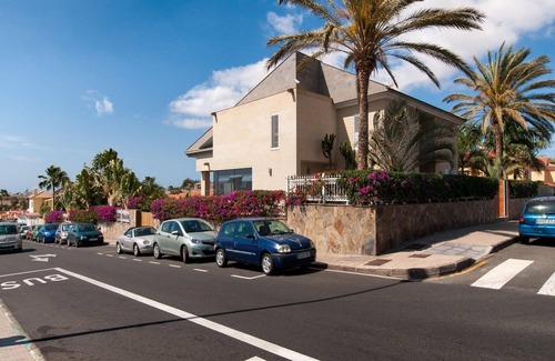 Sonnenland House | Inviting Villa Apartment for 10 with Private Pool & WIFI