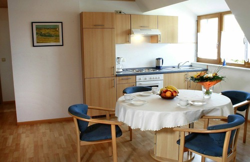 Neuried Villa | Elegant Villa Apartment for 4 with WiFi, Patio & Parking