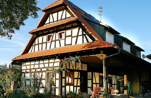 Neuried Villa | Elegant Villa Apartment for 4 with WiFi, Patio & Parking