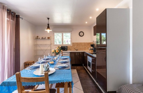 Morta Villa | Cozy Villa Apartment with Pool, Ocean View & WiFi