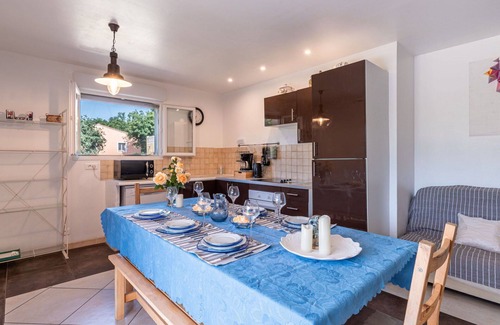 Morta Villa | Cozy Villa Apartment with Pool, Ocean View & WiFi