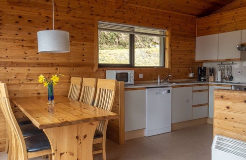 East Lewiston House | Inviting Villa Apartment for 6 with Panoramic Views & WIFI