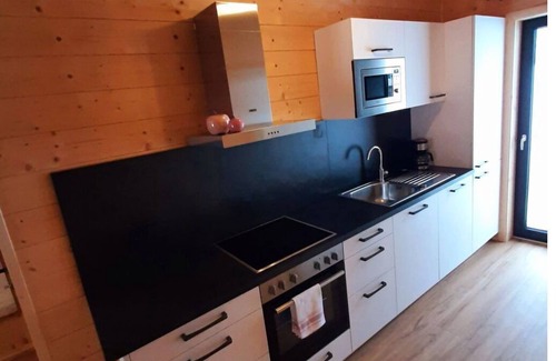 Jenig House | Inviting Villa Apartment for 5 with Lake View & WIFI