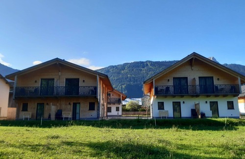 Jenig House | Inviting Villa Apartment for 5 with Lake View & WIFI