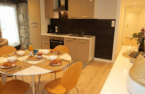 Plozevet Villa | Cozy Villa Apartment for 4 with Ocean View and Free WiFi