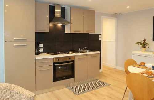 Plozevet Villa | Cozy Villa Apartment for 4 with Ocean View and Free WiFi