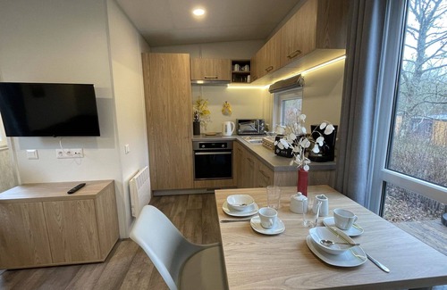 Wemding House | Delightful Villa Apartment for 4 with Lake View & A/C
