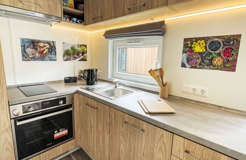 Wemding House | Cozy Villa Apartment for 4 with WiFi, A/C, and Lake View
