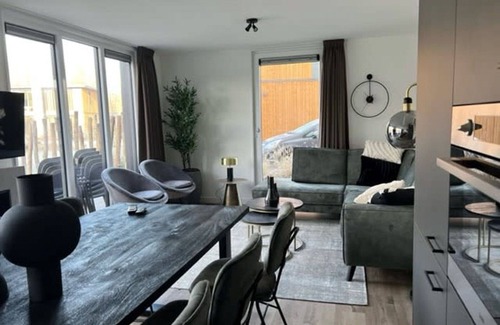 Belfeld House | Inviting Villa Apartment for 10 with Pool, Terrace & WIFI