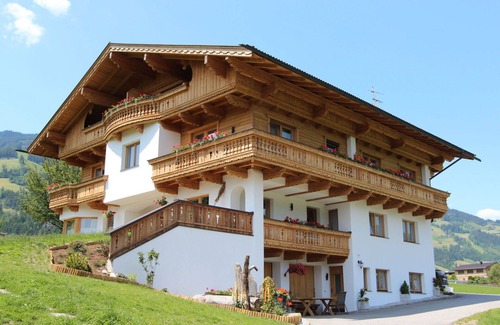 Kapfing Villa | Charming Villa Apartment with WIFI, Terrace & Lake Views