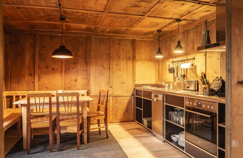 Kauns Villa | Inviting Villa Apartment for 8 with WIFI and Terrace